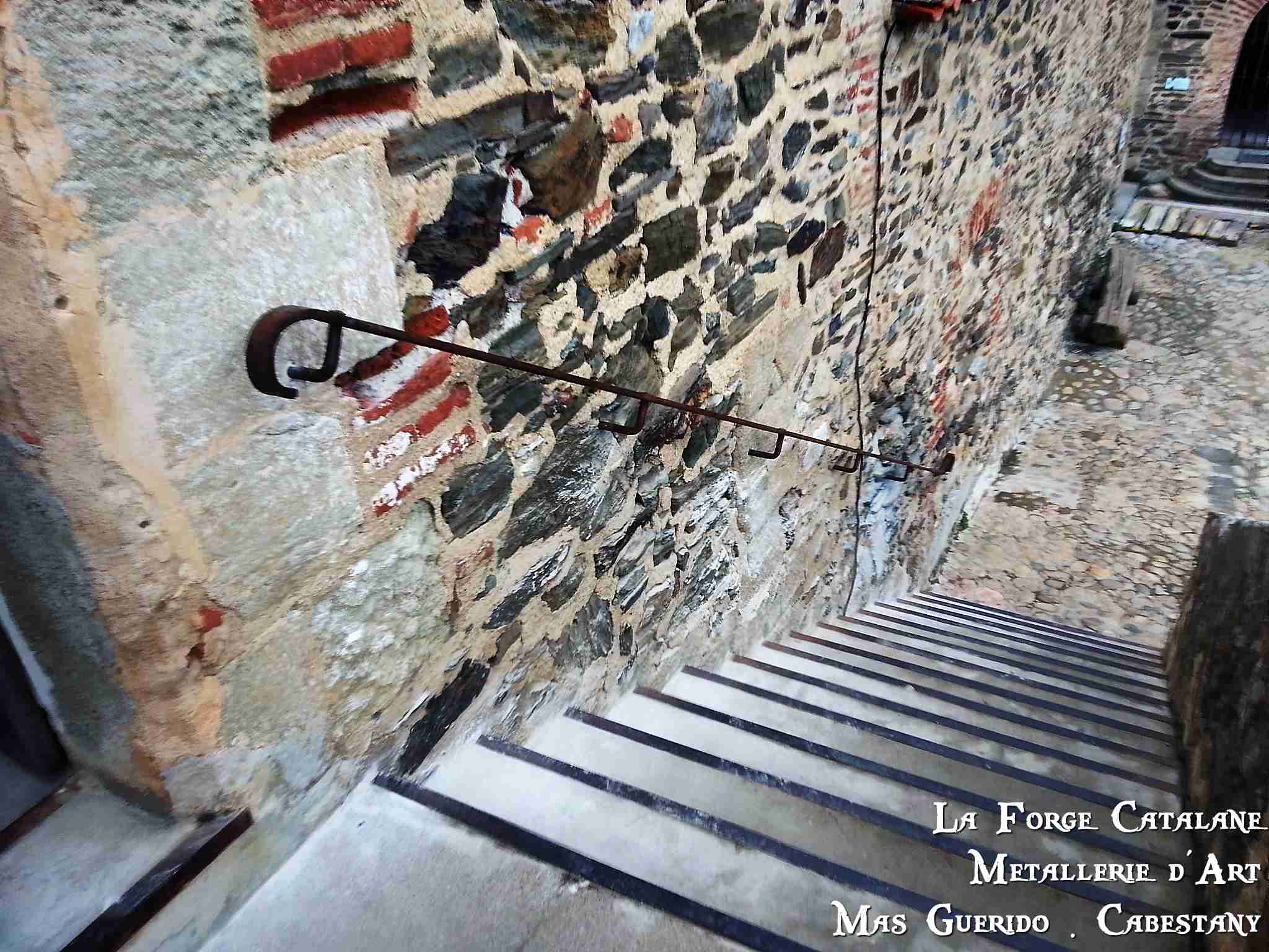 main courante fer plat et crosse arrondi fer forge catalane (7).jpg